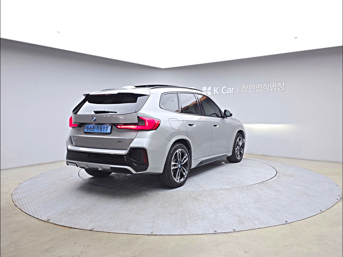 BMW iX1 xDrive30 M Sport — 4