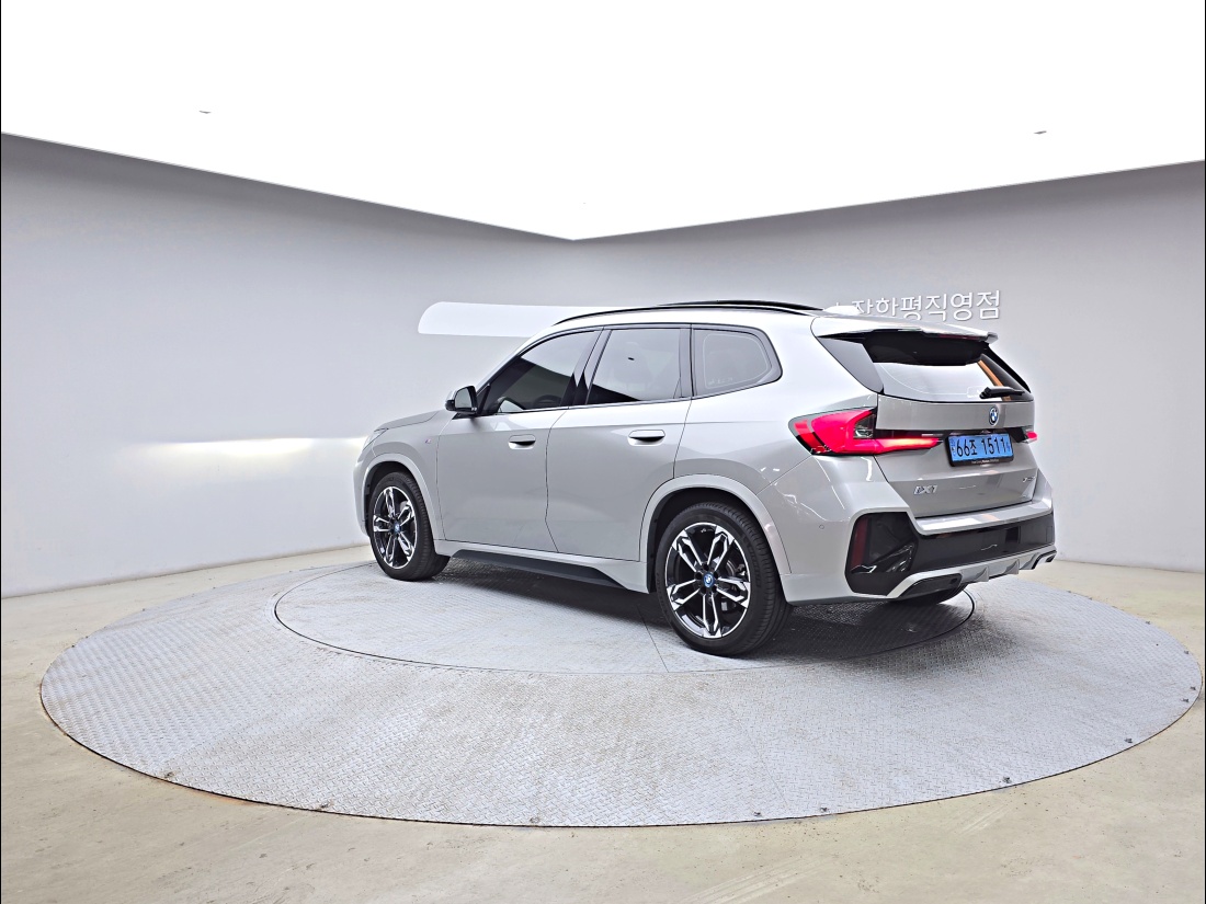 BMW iX1 xDrive30 M Sport — 3