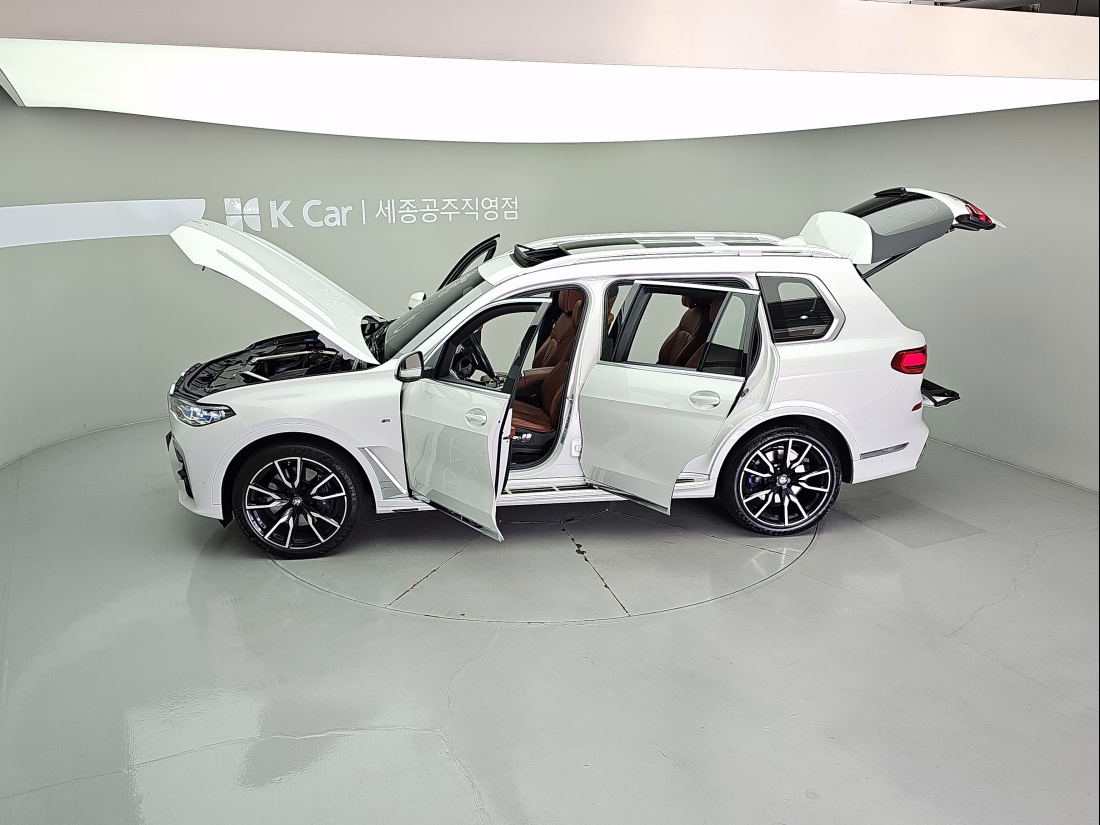 BMW X7 Petrol 4WD — 7