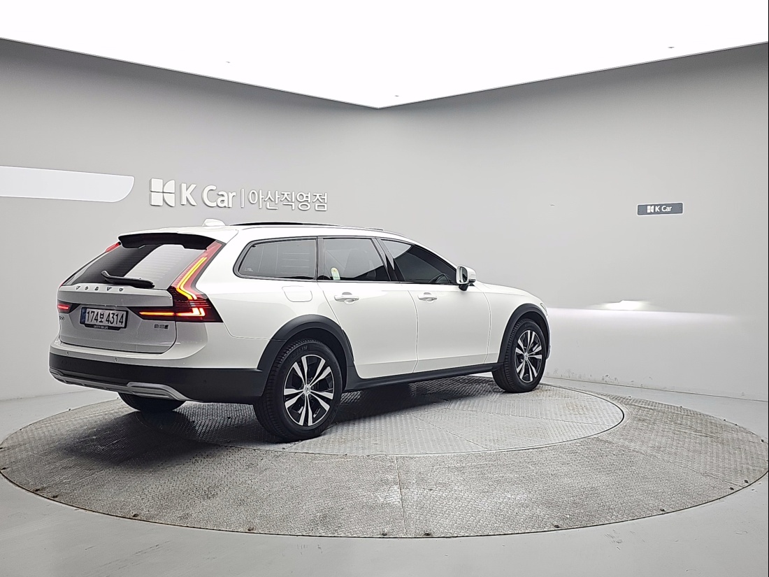 Volvo V90 Cross Country B5 Plus AWD — 4