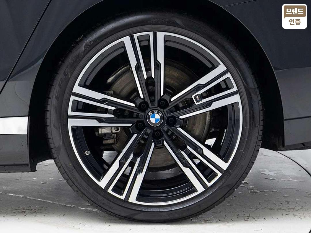 BMW i7 G70 xDrive60 M Sport 6