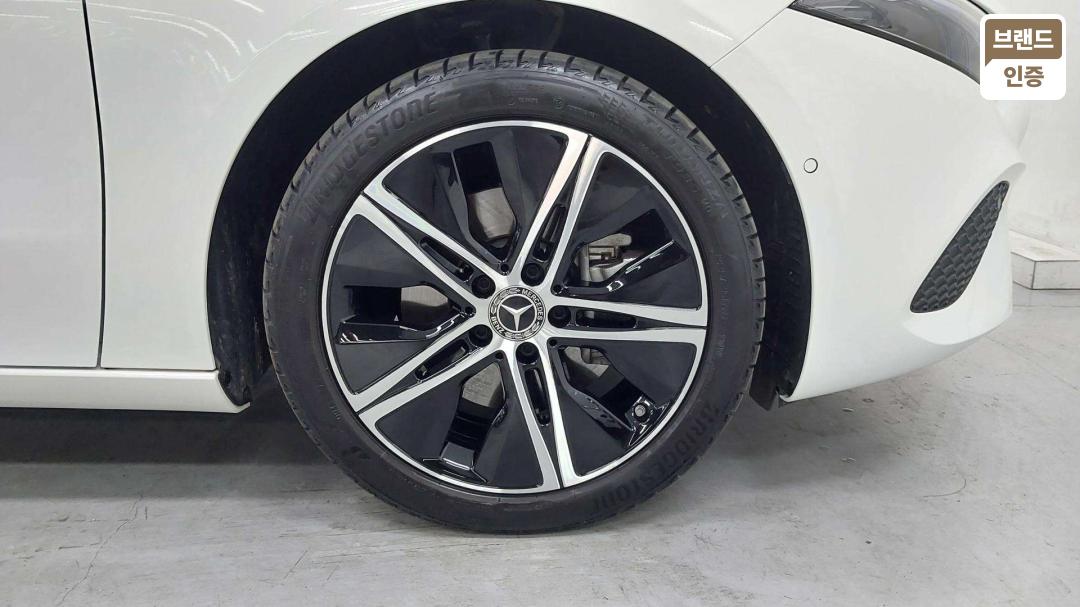 Mercedes-Benz A-Class W177 Gasoline 2WD A220 Sedan — фото 5