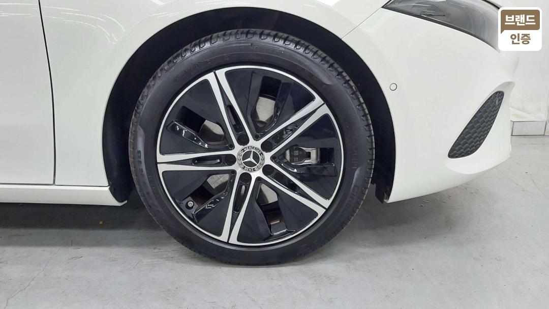 Mercedes-Benz A-Class W177 Gasoline 2WD A220 Sedan — фото 5