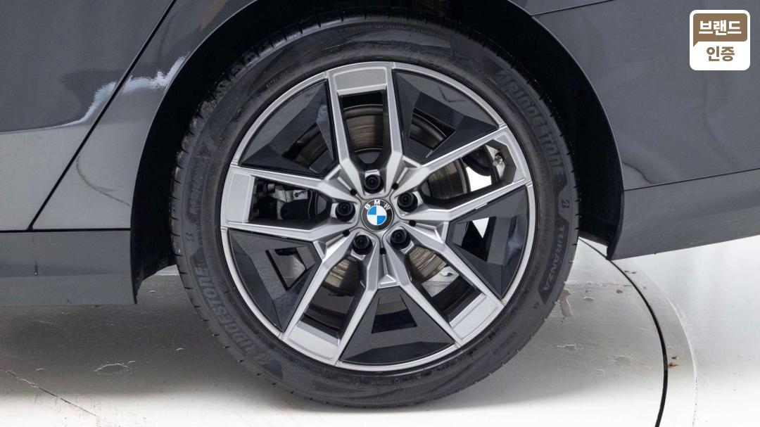 BMW 5 Series G60 Gasoline 2WD 520i — фото 5