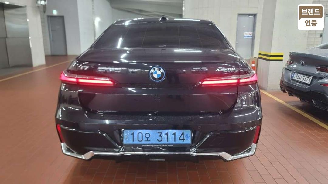 BMW i7 G70 xDrive60 M Sport 5