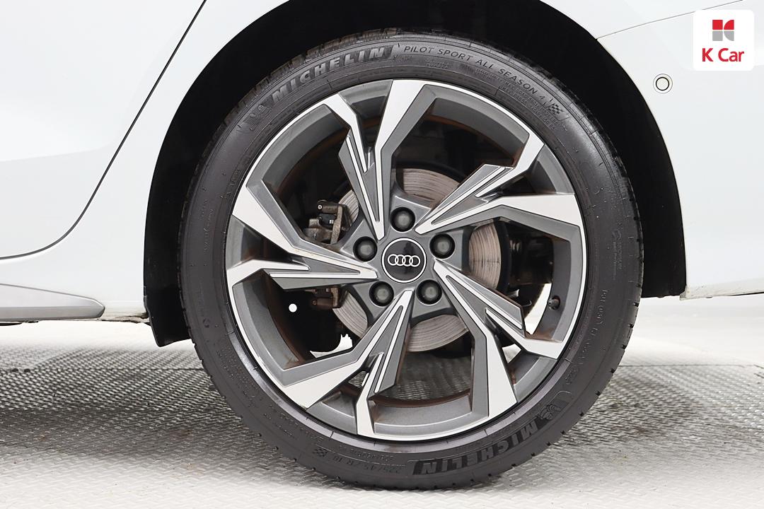 Audi A3 8Y Gasoline 2WD 40 TFSI Premium 7