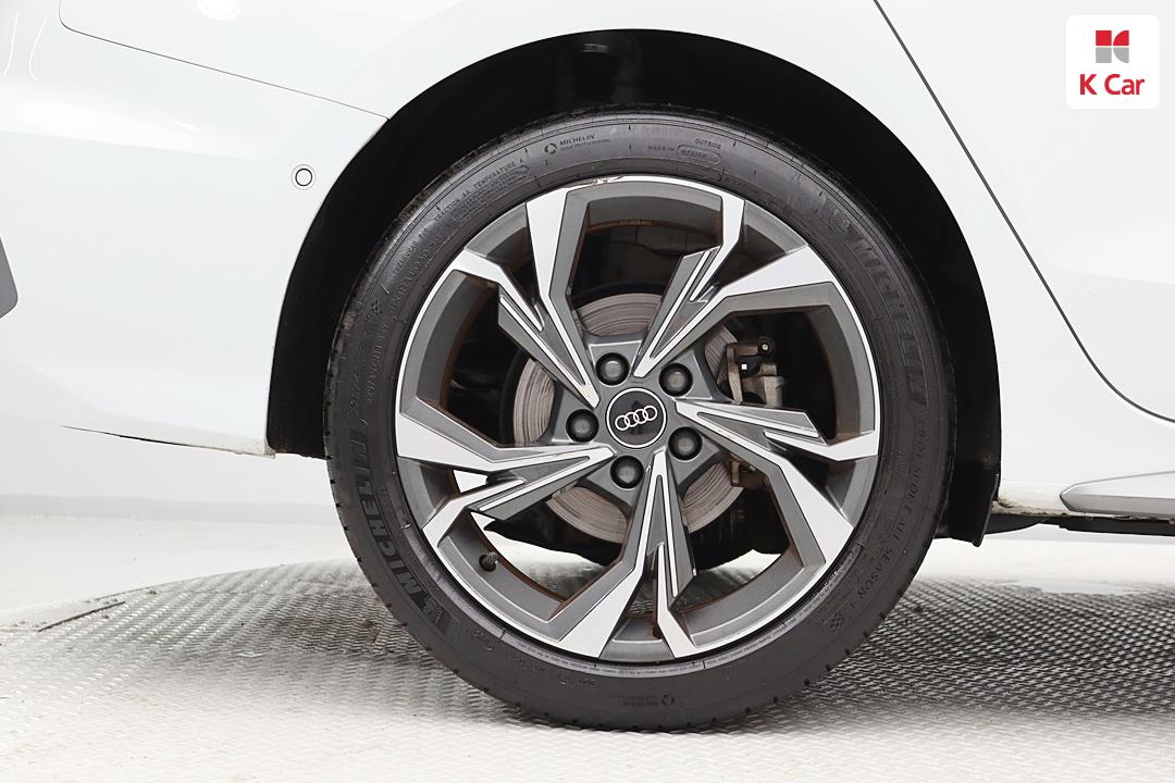 Audi A3 8Y Gasoline 2WD 40 TFSI Premium 9
