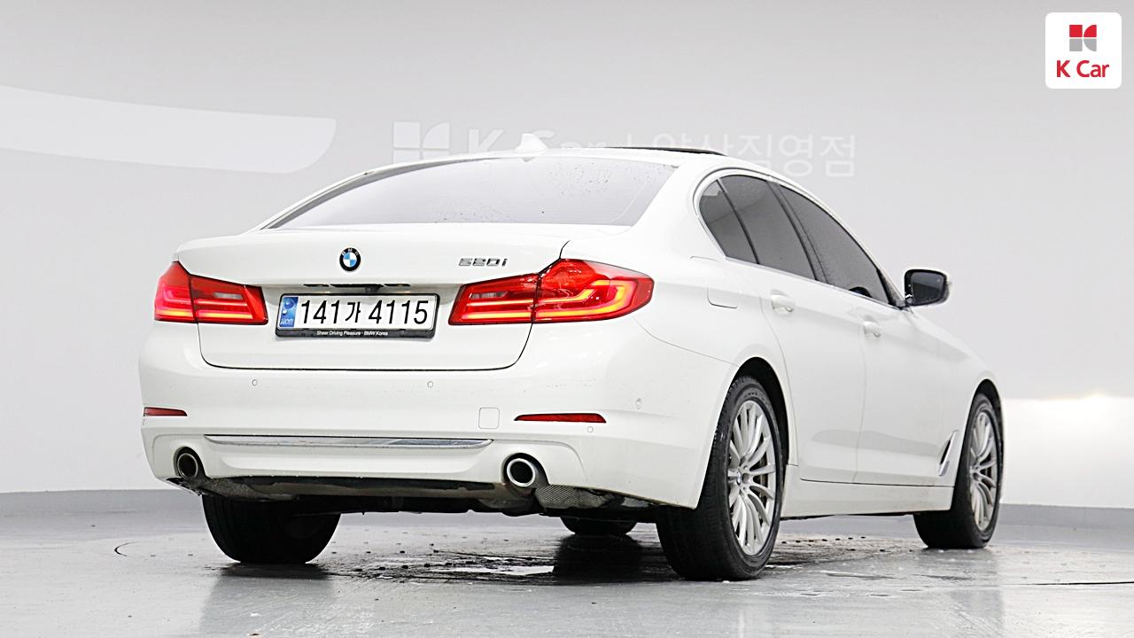 BMW 5 Series (7th Generation) 520i