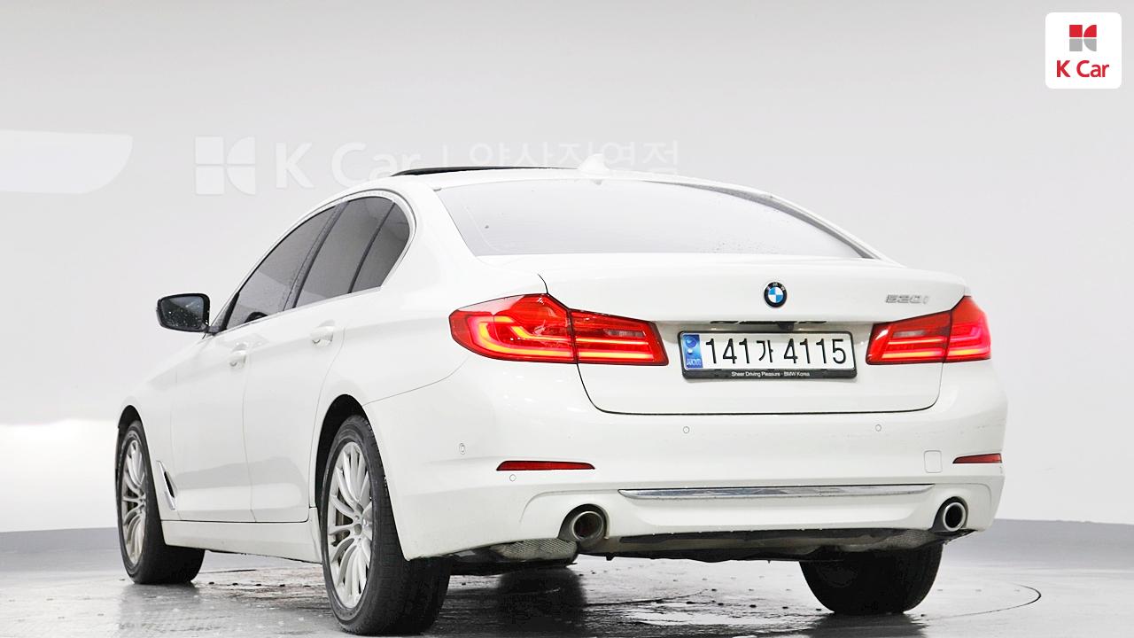 BMW 5 Series (7th Generation) 520i