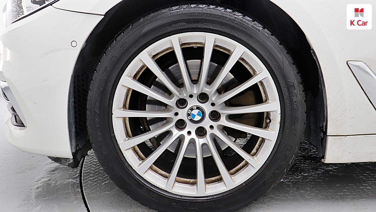 BMW 5 Series (7th Generation) 520i