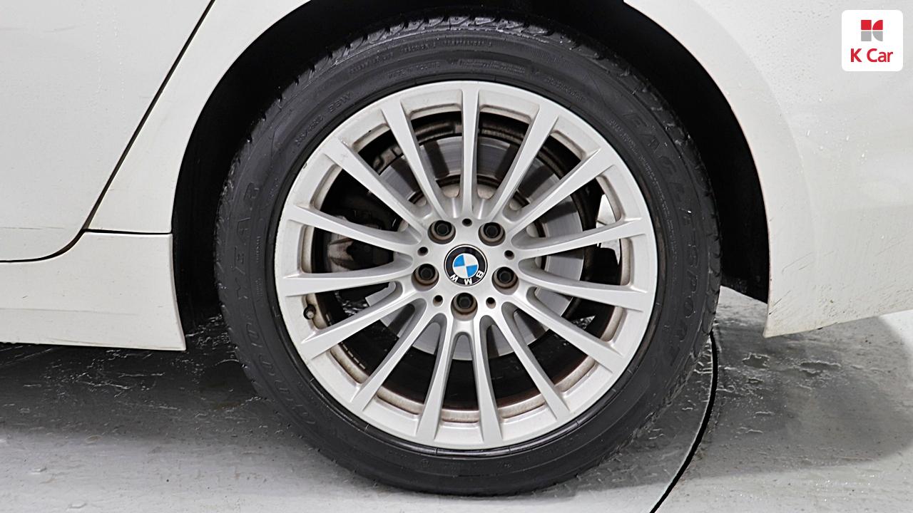 BMW 5 Series (7th Generation) 520i