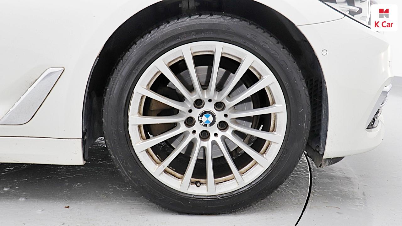 BMW 5 Series (7th Generation) 520i