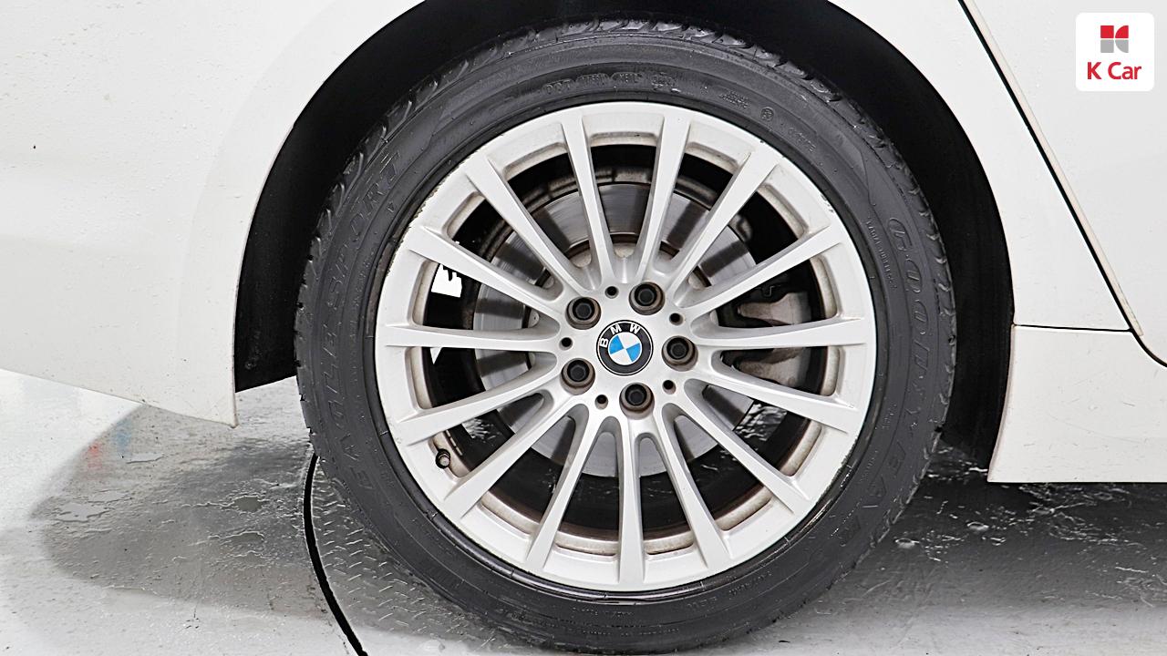 BMW 5 Series (7th Generation) 520i