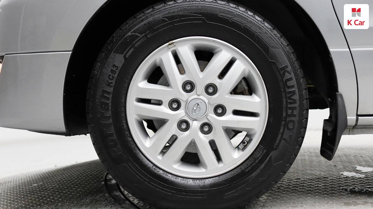 HYUNDAI Grand Starex 5-Seater Diesel Van