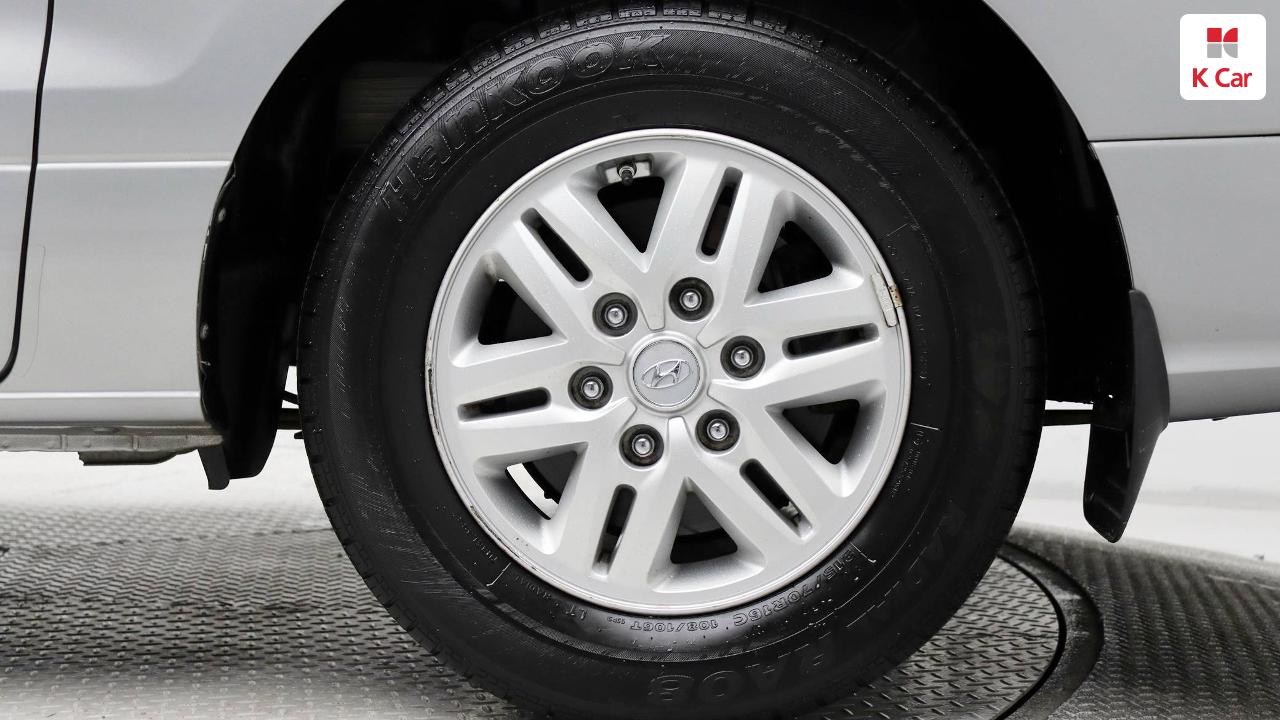 HYUNDAI Grand Starex 5-Seater Diesel Van