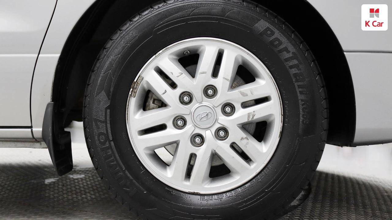 HYUNDAI Grand Starex 5-Seater Diesel Van