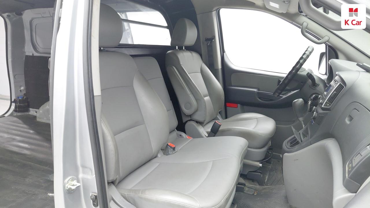 HYUNDAI The New Grand Starex 3-Seater Diesel Van