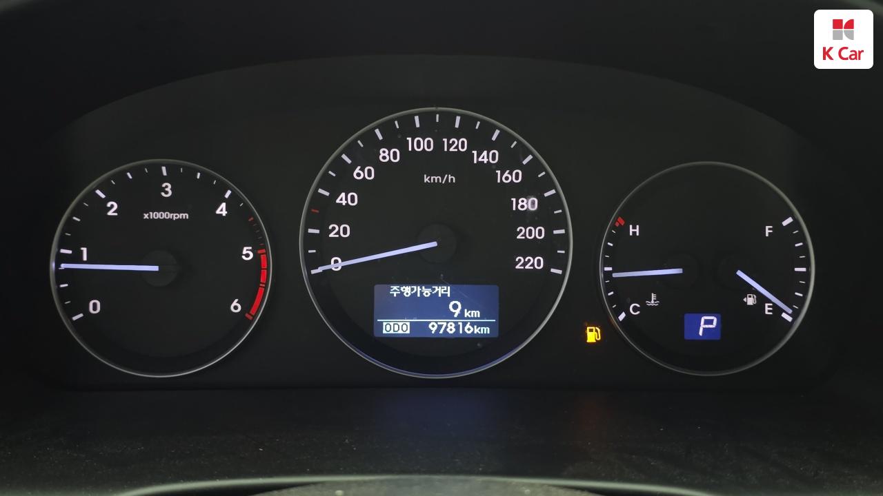 HYUNDAI Grand Starex 5-Seater Diesel Van