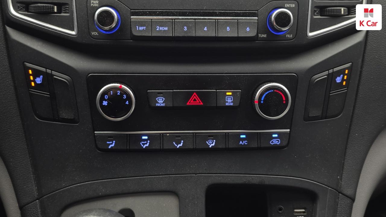 HYUNDAI Grand Starex 5-Seater Diesel Van