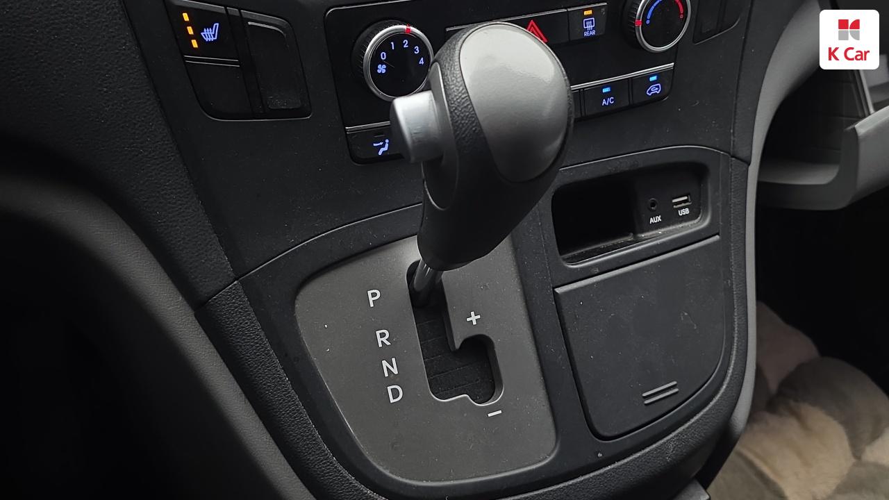HYUNDAI Grand Starex 5-Seater Diesel Van