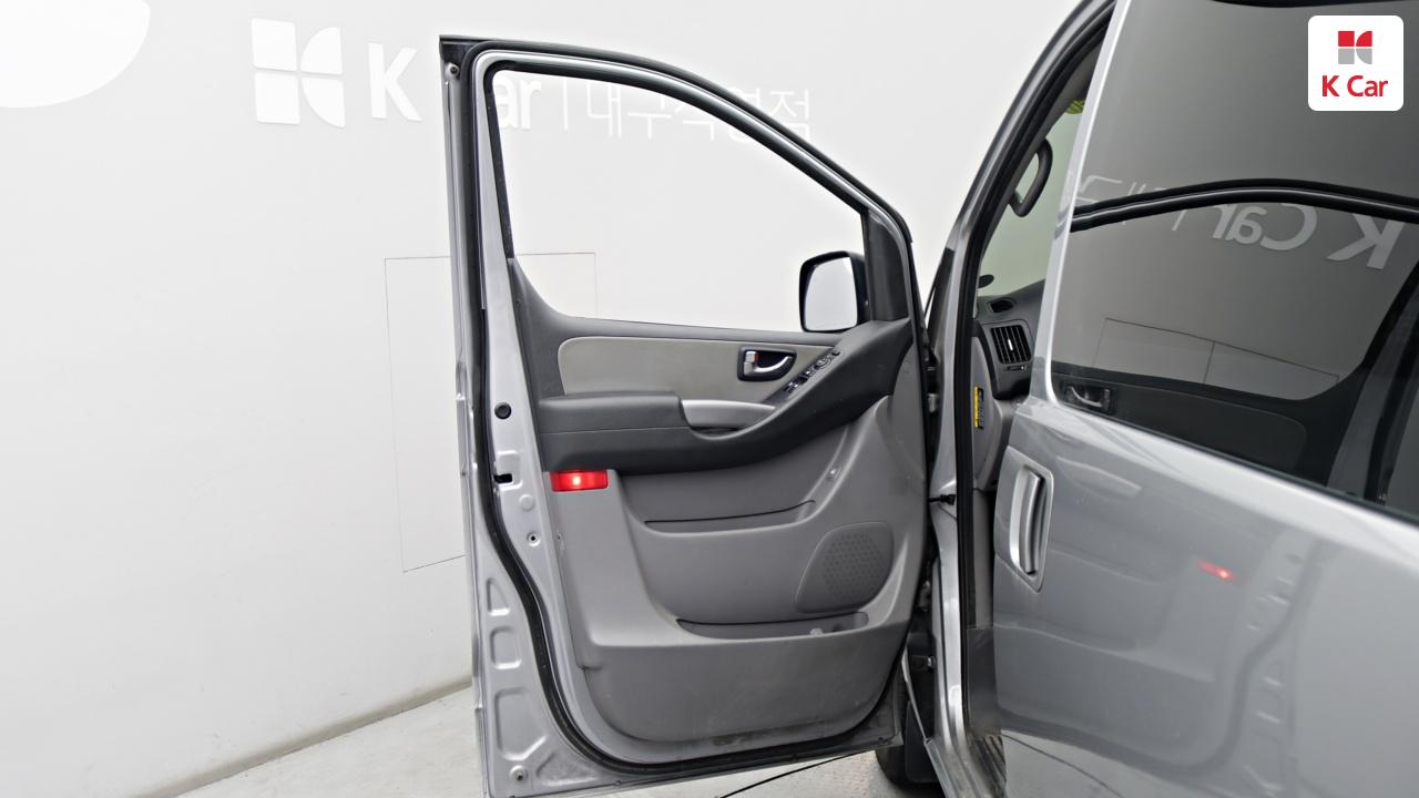 HYUNDAI The New Grand Starex 3-Seater Diesel Van