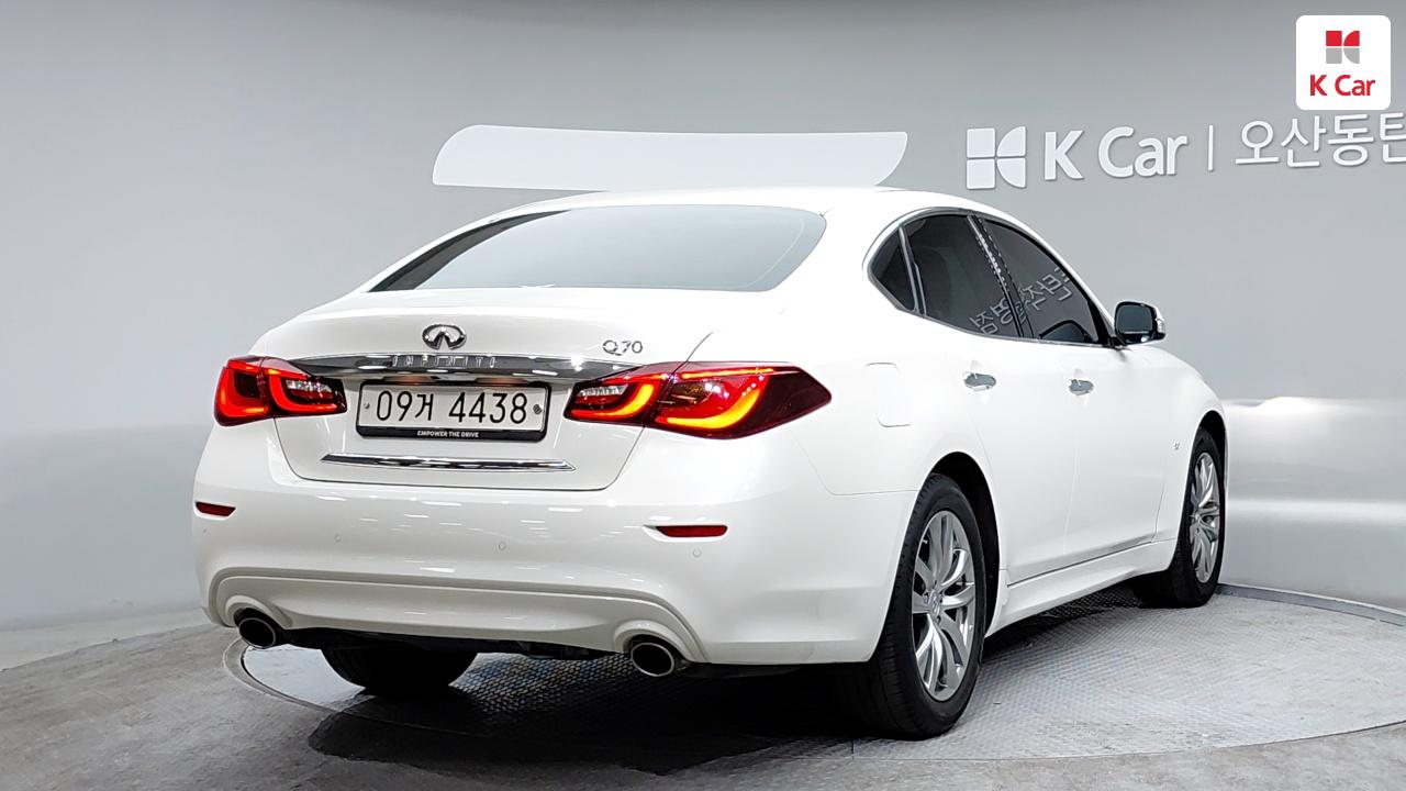 인피니티 Q70 3.7 스타일