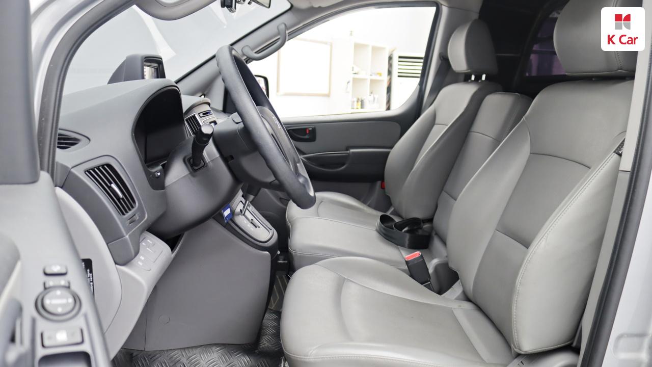 HYUNDAI Grand Starex 3-Seater Diesel Van