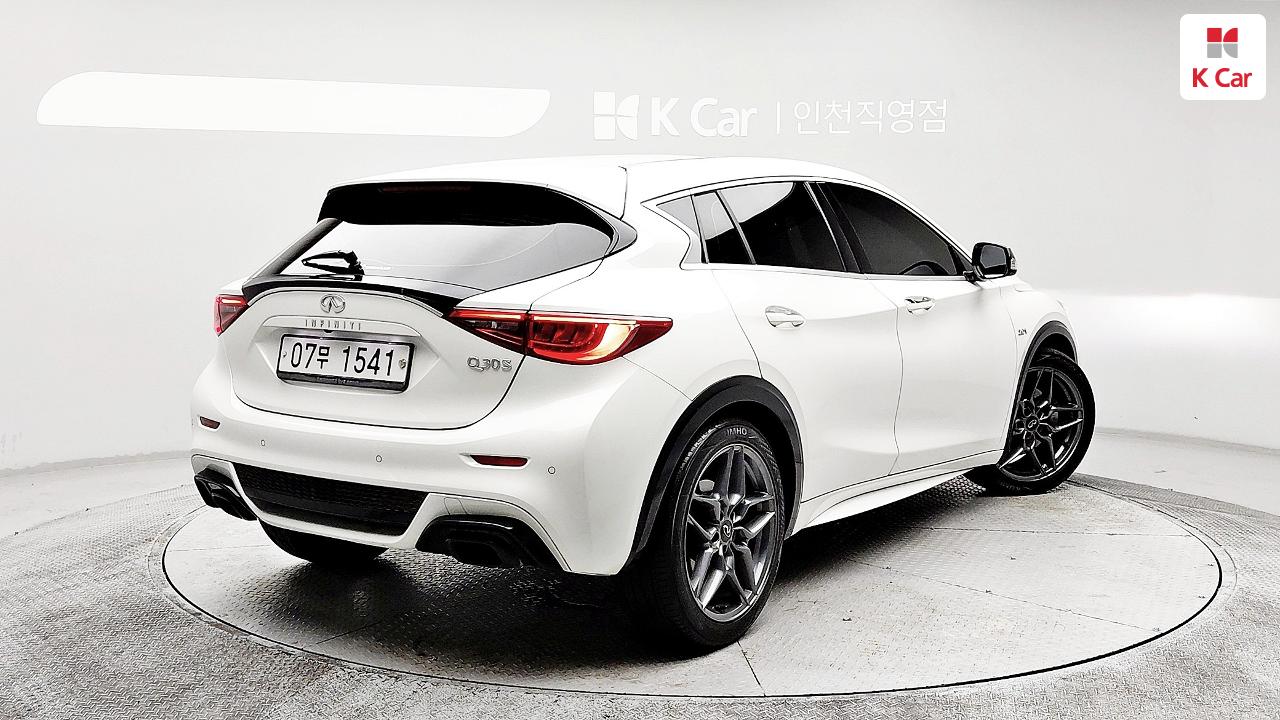 인피니티 Q30 2.0 프리미엄