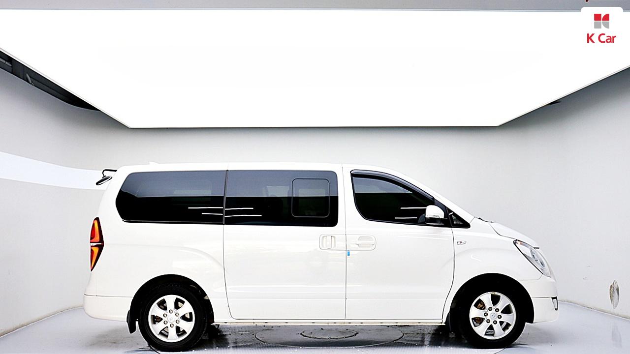 HYUNDAI Grand Starex 5-Seater Diesel Van