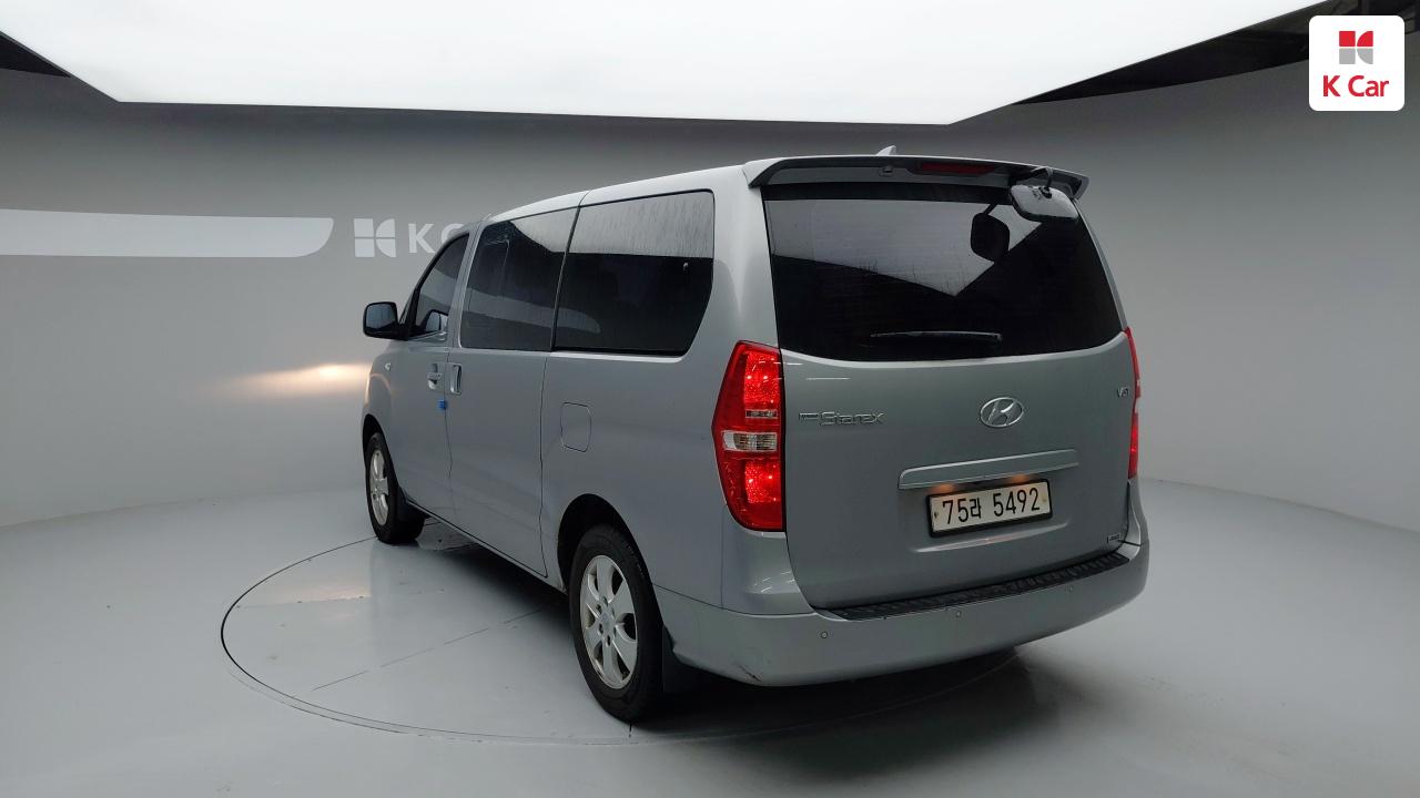 HYUNDAI The New Grand Starex 11-Seater Diesel 4WD